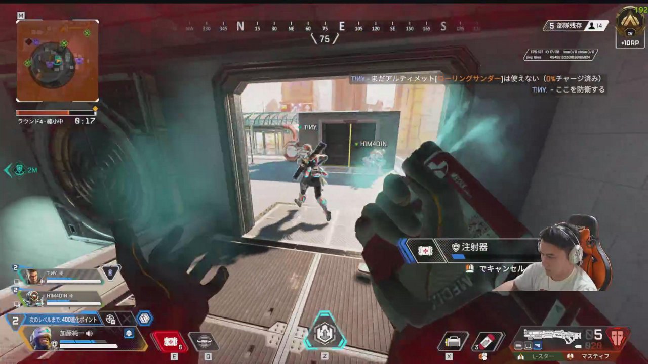 部屋の掃除する男